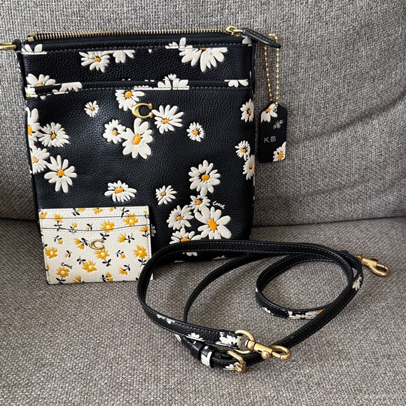 Coach Handbags - Coach Daisy Crossbody Bag With Cardholder